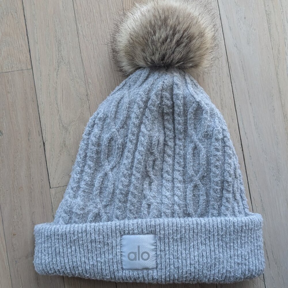 Alo Yoga Cable Knit Beanie Gray